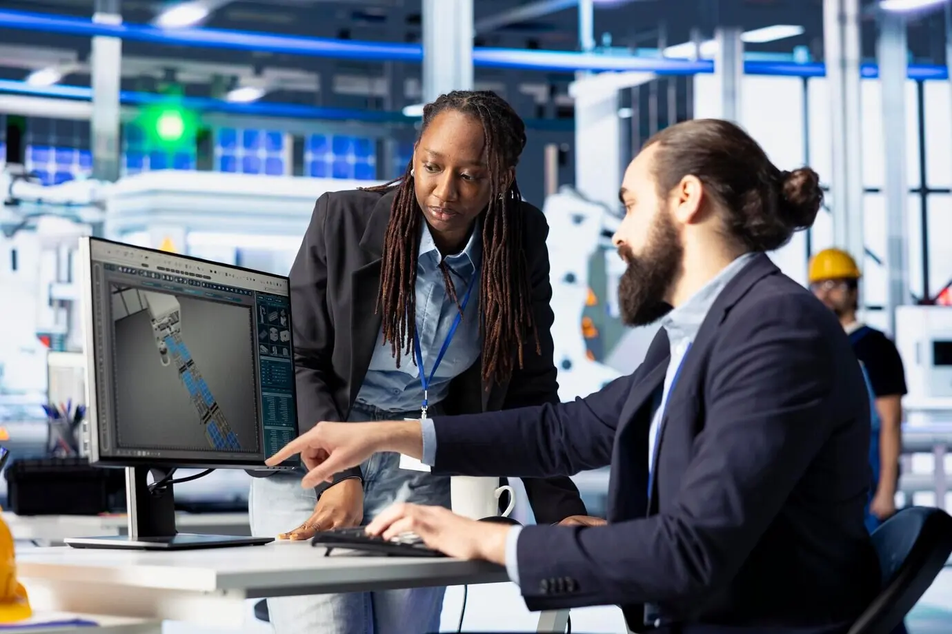 Инженерная команда фотовольтаического завода совместно работает над созданием CAD-моделей.