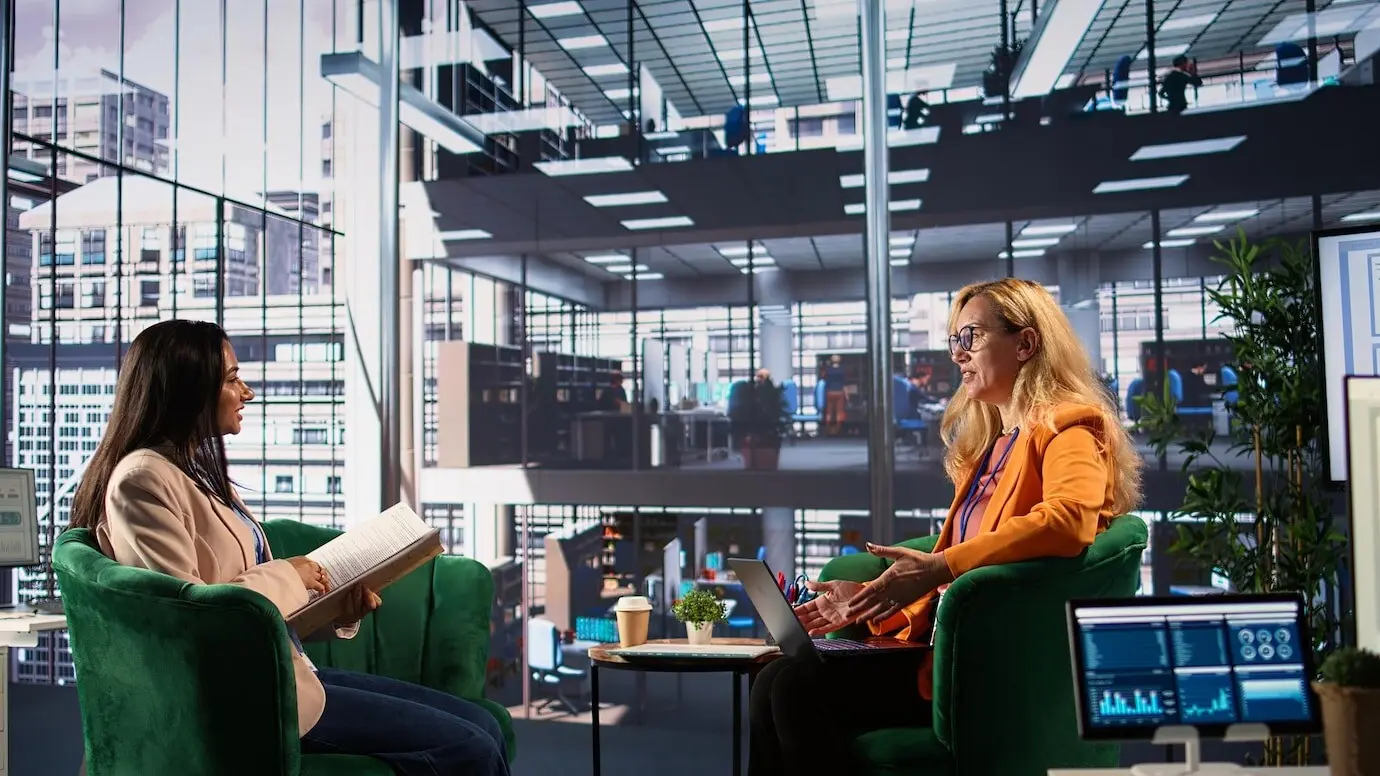 Бизнес-лидер в профессиональной офисной среде занимается стратегическим планированием для успешного развития.